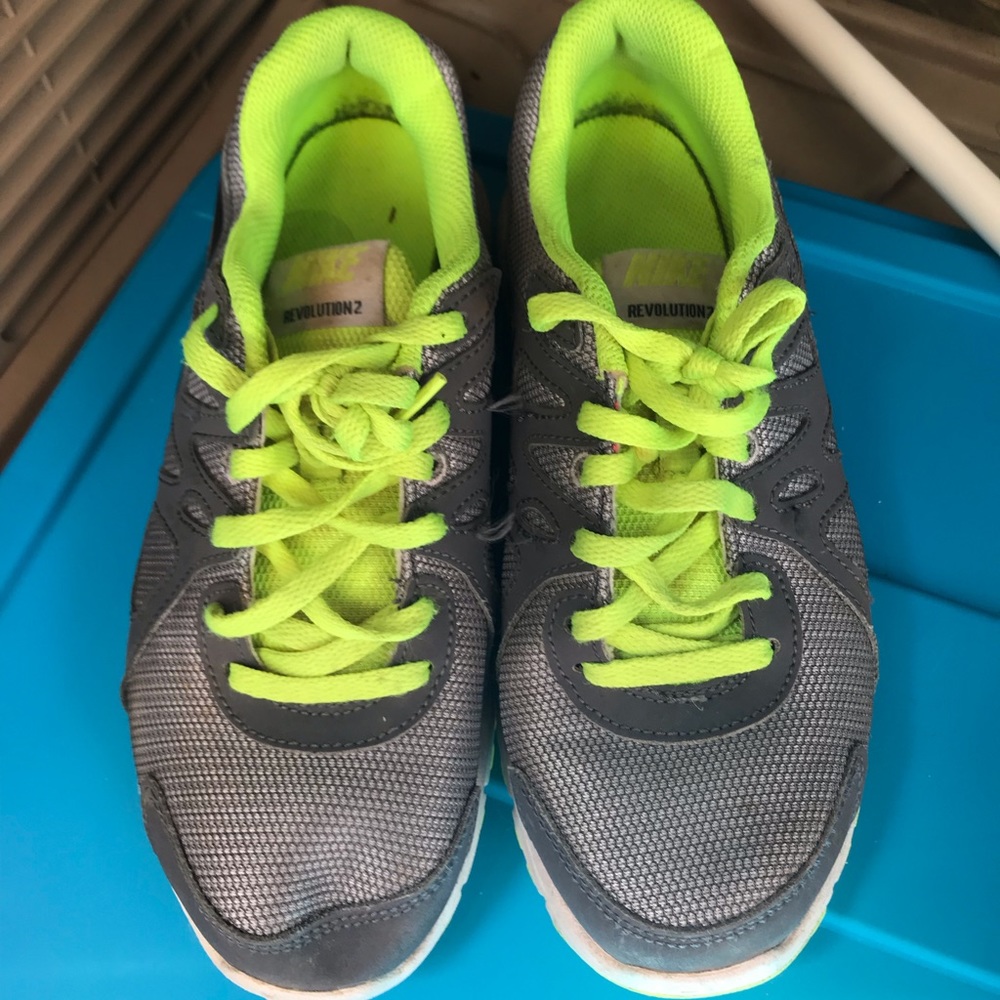 Boys Nike revolution 2